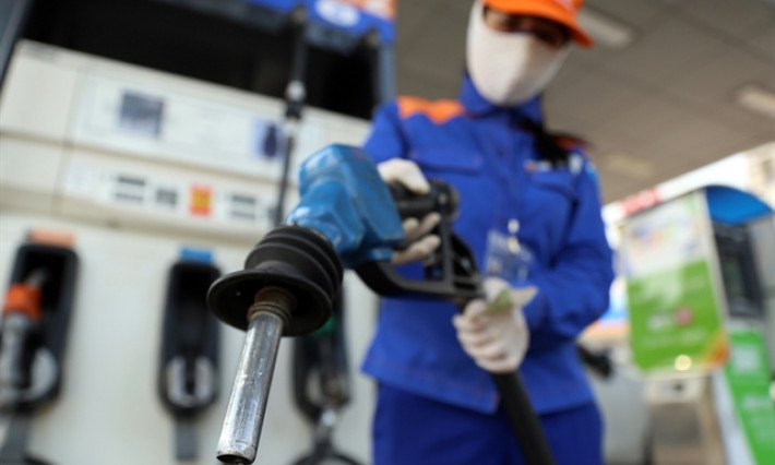 Officials clarify measures to control credit in risky areas, petrol prices