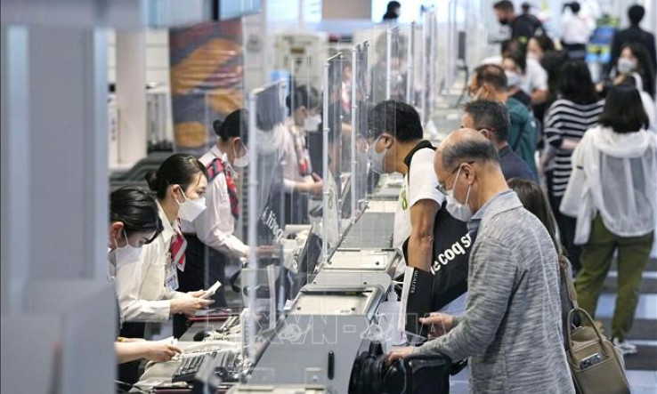Du khách nước ngoài tới Nhật Bản phải đeo khẩu trang và có bảo hiểm 