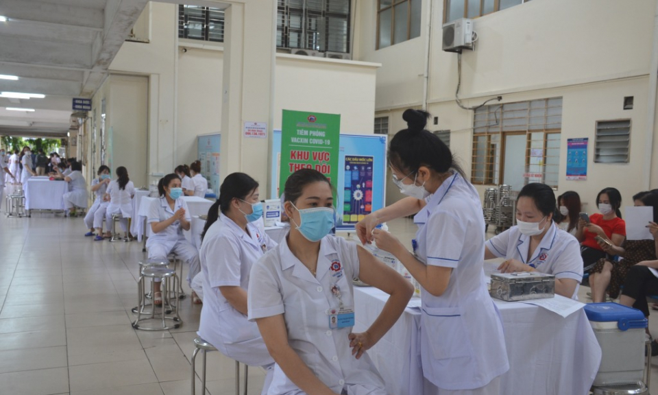 Tiêm vắc-xin phòng Covid-19 mũi 4 cho cán bộ, nhân viên của Bệnh viện Đa khoa tỉnh