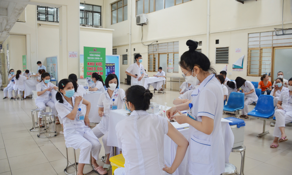 Tiêm vắc-xin phòng Covid-19 mũi 4: Củng cố "vũ khí" chống dịch 