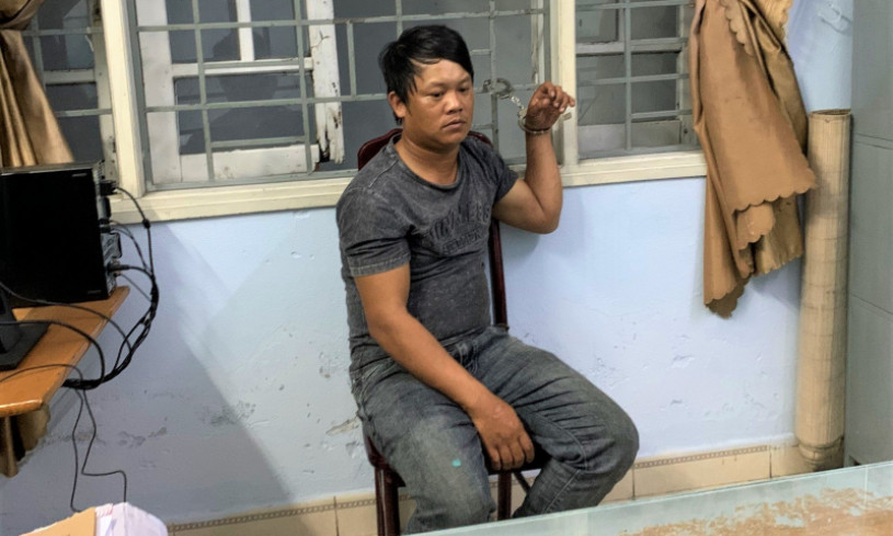 Mâu thuẫn trên bàn nhậu, thanh niên dùng kéo đâm chết bạn