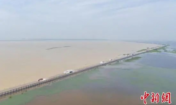 江西鄱阳湖畔再现“限时”景观“水上公路”