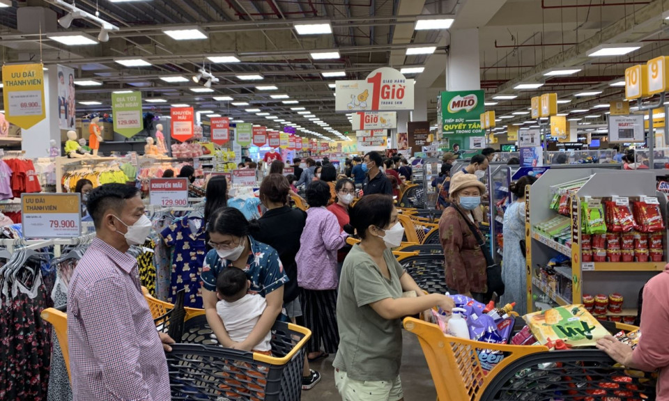 Người tiêu dùng xoay xở với 'bão giá' hàng hóa thiết yếu