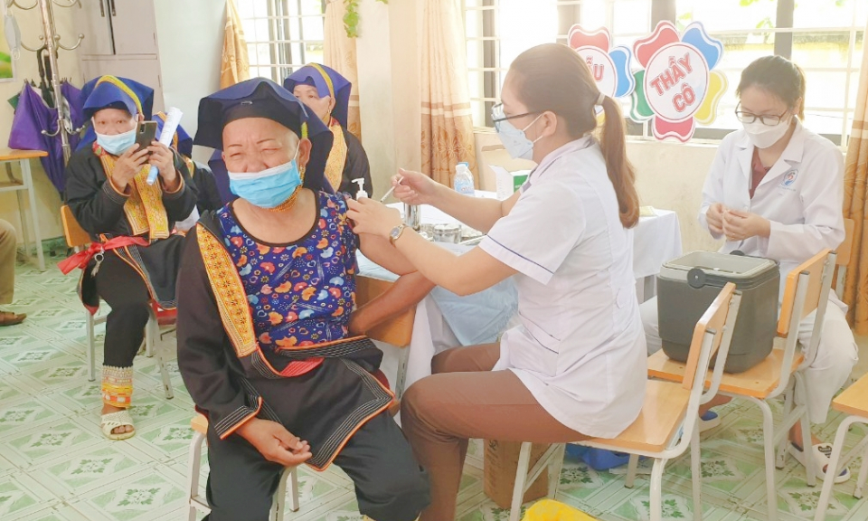 Tiêm vắc-xin phòng Covid-19 mũi 4: Thêm cơ hội bảo vệ sức khỏe người dân