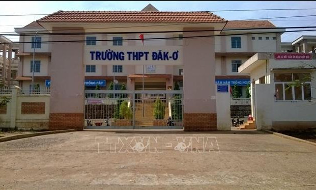 Một hiệu trưởng tử vong nghi do rơi từ tầng 3 xuống đất