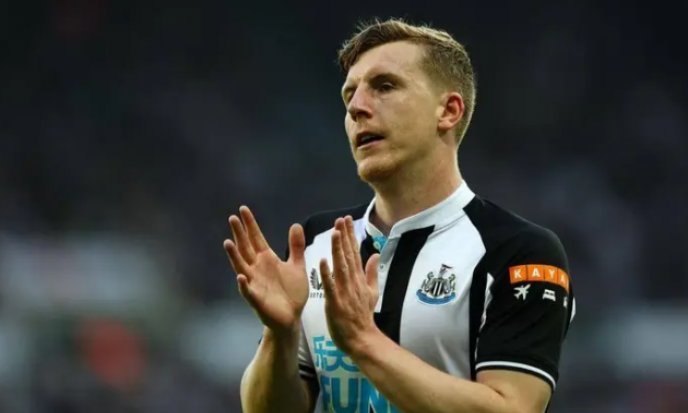 Newcastle 'nổ' tân binh đầu tiên ở chợ hè