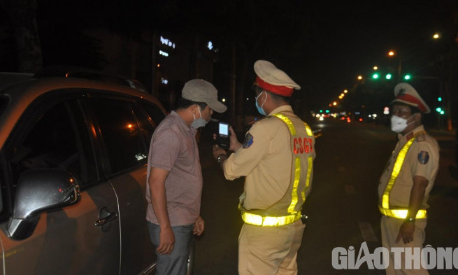 Phạt 35 triệu, tước GPLX 23 tháng tài xế ô tô có nồng độ cồn "ngất ngưởng"