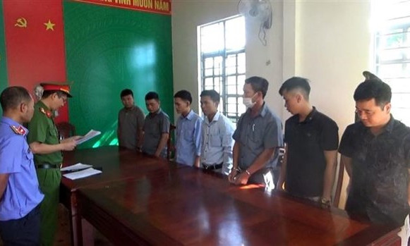 Khởi tố 7 cán bộ bảo kê khai thác lâm sản trái phép