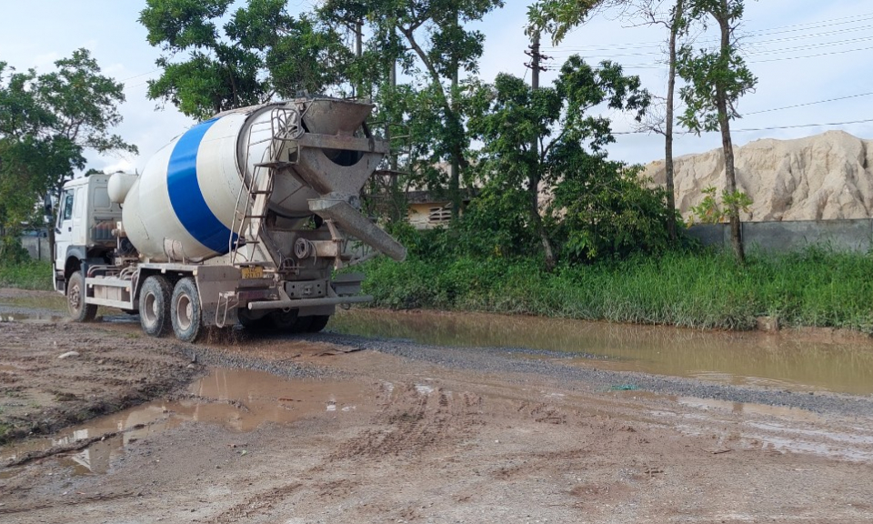Thị trấn Quảng Hà: Xe tải cày nát đường khu dân cư, gây ô nhiễm môi trường