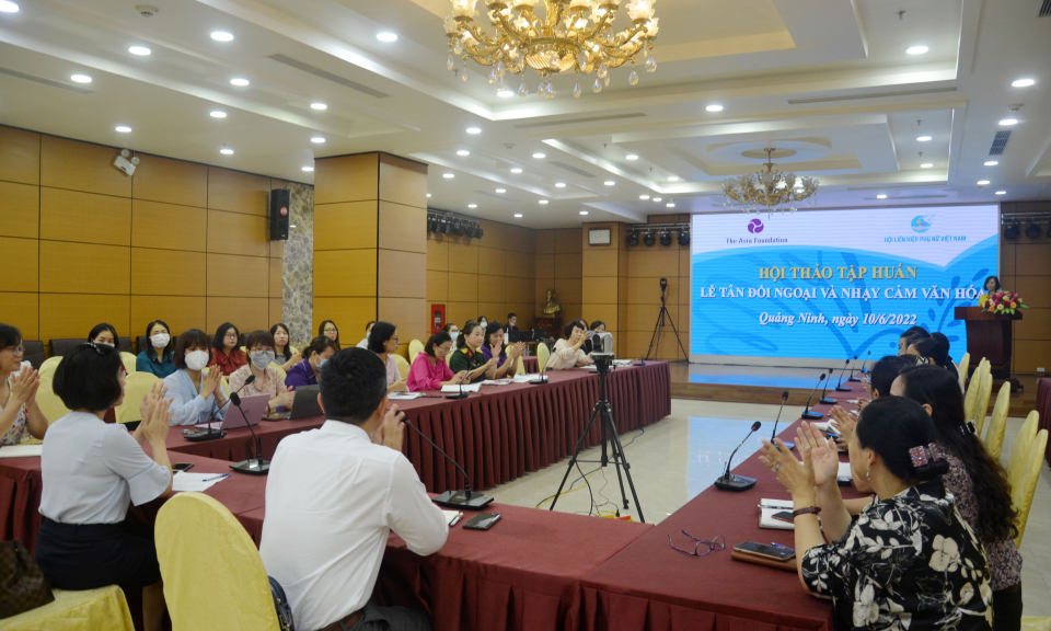 Tập huấn về lễ tân đối ngoại và nhạy cảm văn hoá