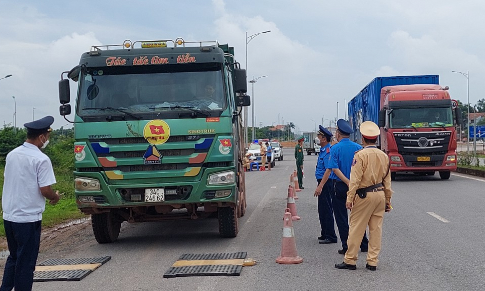 Móng Cái: Ra quân xử lý các phương tiện vận tải quá khổ, quá tải