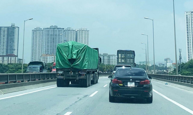 Ẩn họa ô tô chạy "rùa bò" trên cao tốc
