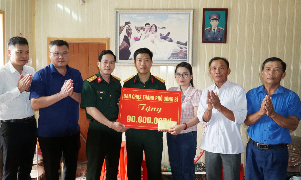 LLVT TP Uông Bí: Trao tiền hỗ trợ xây dựng "Nhà đồng đội"