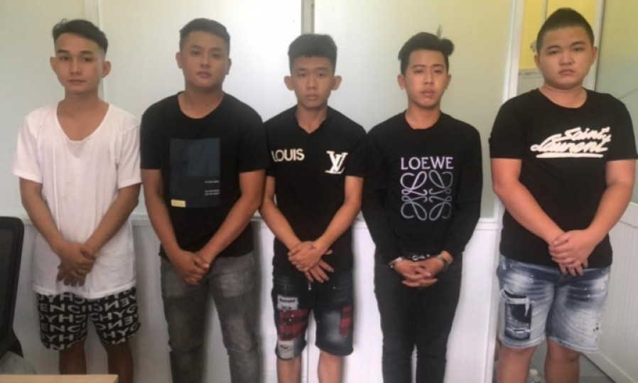 Mâu thuẫn từ tiếng nẹt pô, 2 nhóm thanh niên lao vào hỗn chiến