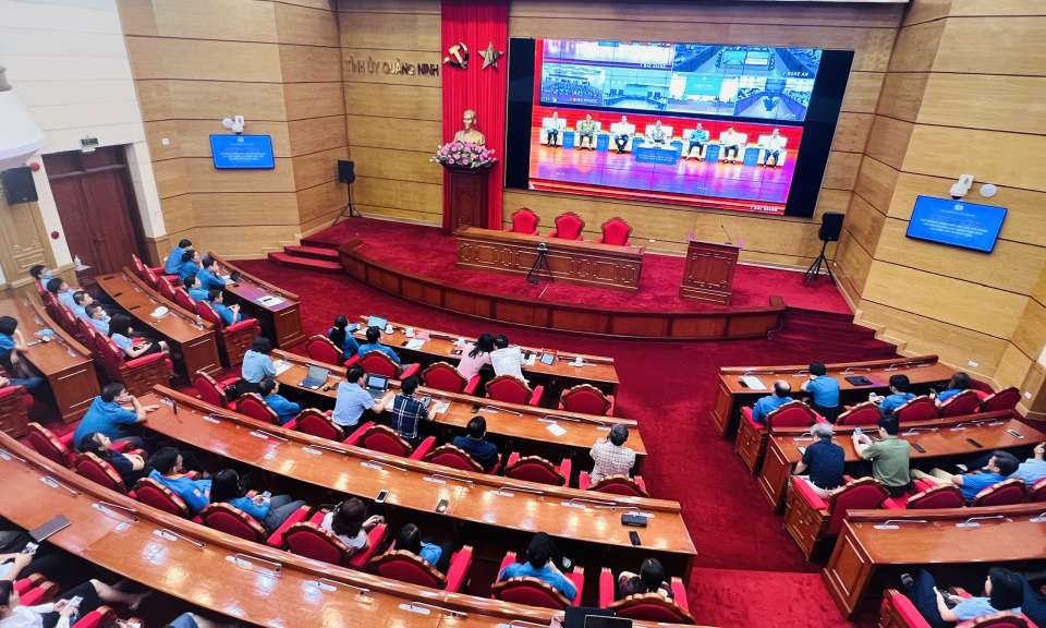Thủ tướng Chính phủ đối thoại với công nhân lao động