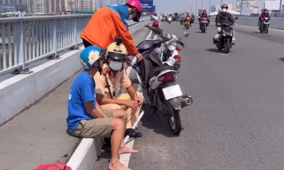 CSGT kịp thời ngăn nam thanh niên định nhảy cầu Sài Gòn tự tử