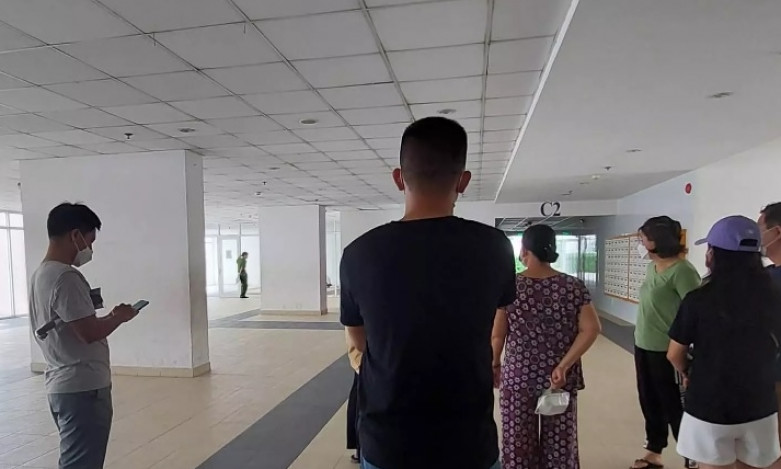 Bị trầm cảm, cha ôm con 5 tuổi vào phòng ngủ tự vẫn