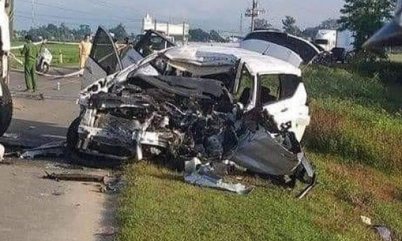 Xe 7 chỗ bị vò nát sau cú tông xe đầu kéo, 2 người tử vong trên QL55