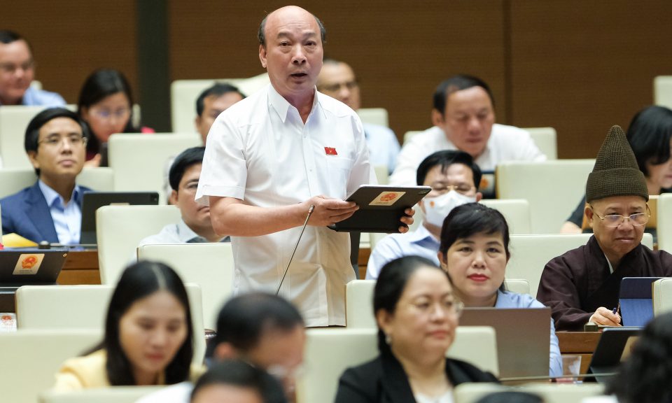Quốc hội thảo luận về dự án Luật Thực hiện dân chủ ở cơ sở và dự án Luật Phòng, chống bạo lực gia đình (sửa đổi)