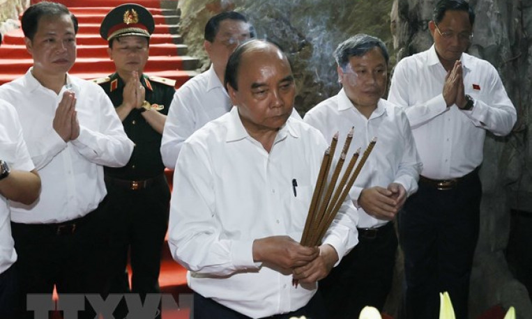 Chủ tịch nước dâng hương tại đền thờ đường 20 Quyết thắng