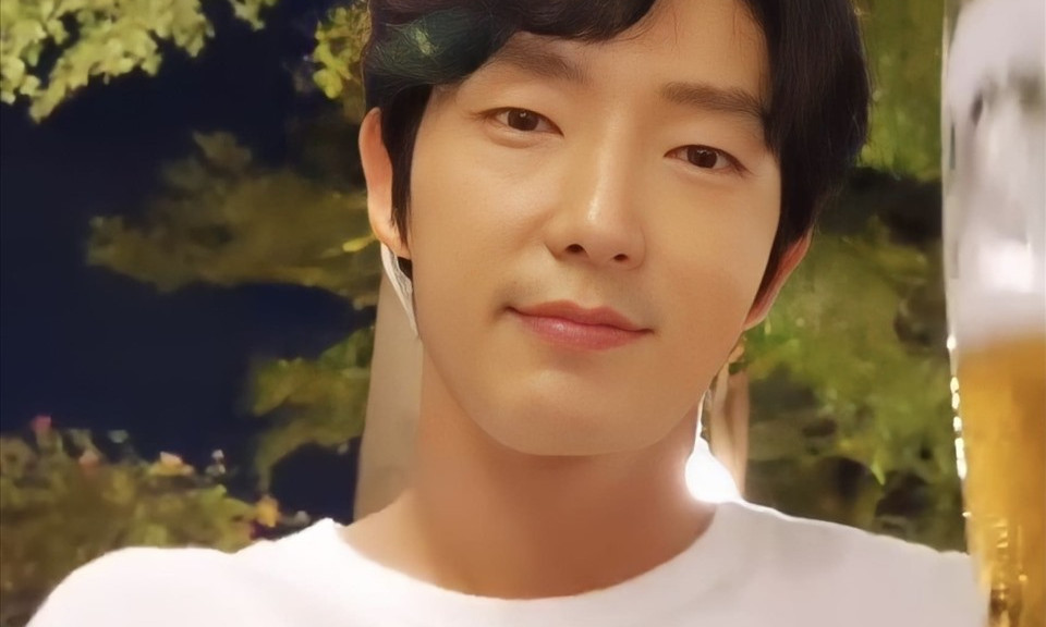 Mỹ nam Lee Jun Ki chụp ảnh tại Đà Nẵng, khen phong cảnh Việt Nam tươi đẹp
