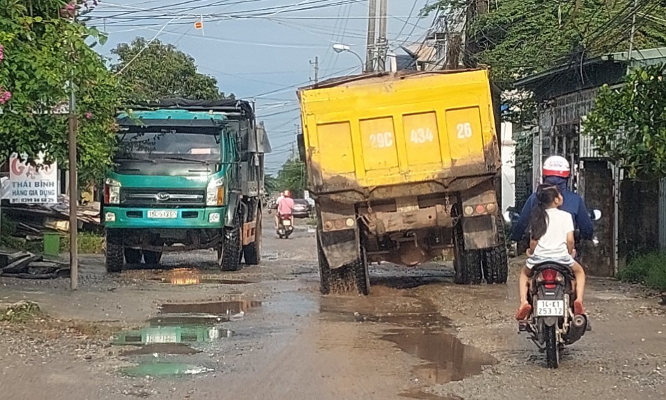 “Phớt lờ” chỉ đạo của chính quyền địa phương, hàng trăm xe tải "cày nát" tuyến đường khu dân cư