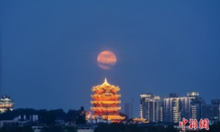 超级月亮遇上传统中式建筑 夜空演绎绝美中国式浪漫