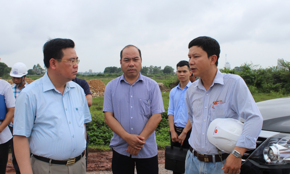 Lãnh đạo TP Móng Cái kiểm tra đột xuất hoạt động vận chuyển vật liệu xây dựng