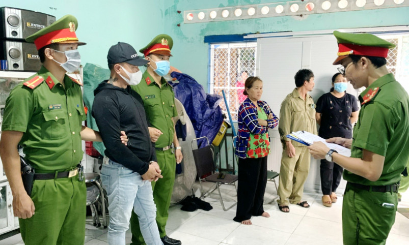 Ép con nợ ký giấy bán nhà rồi phá cửa chiếm giữ