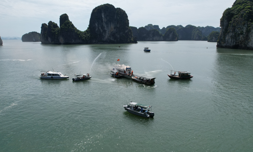 Thực tập phương án phòng chống thiên tai, tìm kiếm cứu nạn trên Vịnh Hạ Long