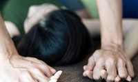 Ngủ nhờ phòng anh hàng xóm, cô gái tuổi 18 bị hiếp dâm
