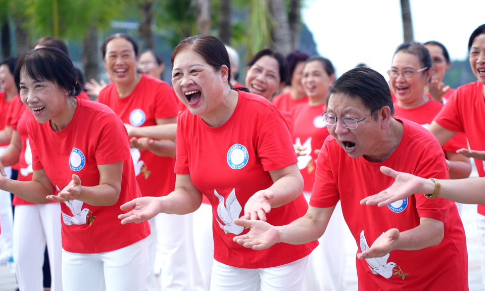Các CLB Yoga Cười hưởng ứng Ngày Quốc tế Yoga 21/6