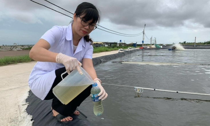 Tiến sĩ tạo chế phẩm làm sạch ao nuôi tôm cá