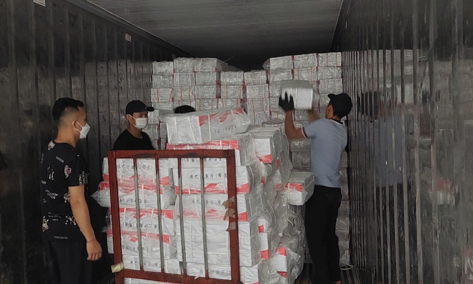 Gần 10.000 tấn hàng chuỗi lạnh xuất khẩu sang Trung Quốc qua Lối mở cầu phao tạm Km3+4