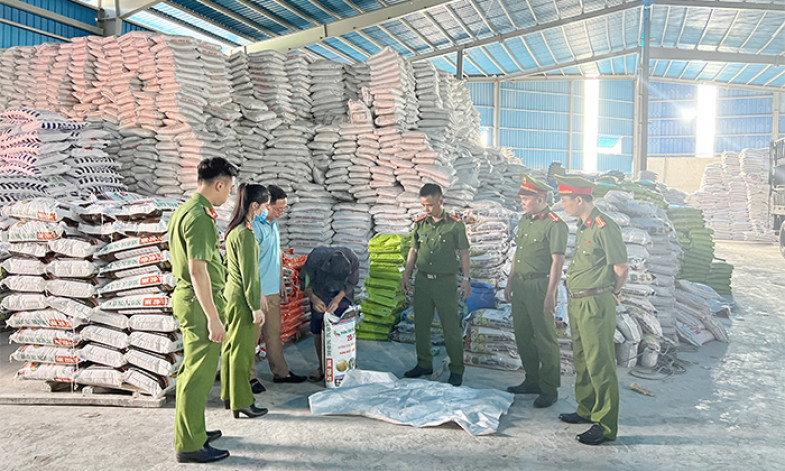 Khởi tố thêm 3 bị can liên quan đến hành vi sản xuất hàng giả là phân bón