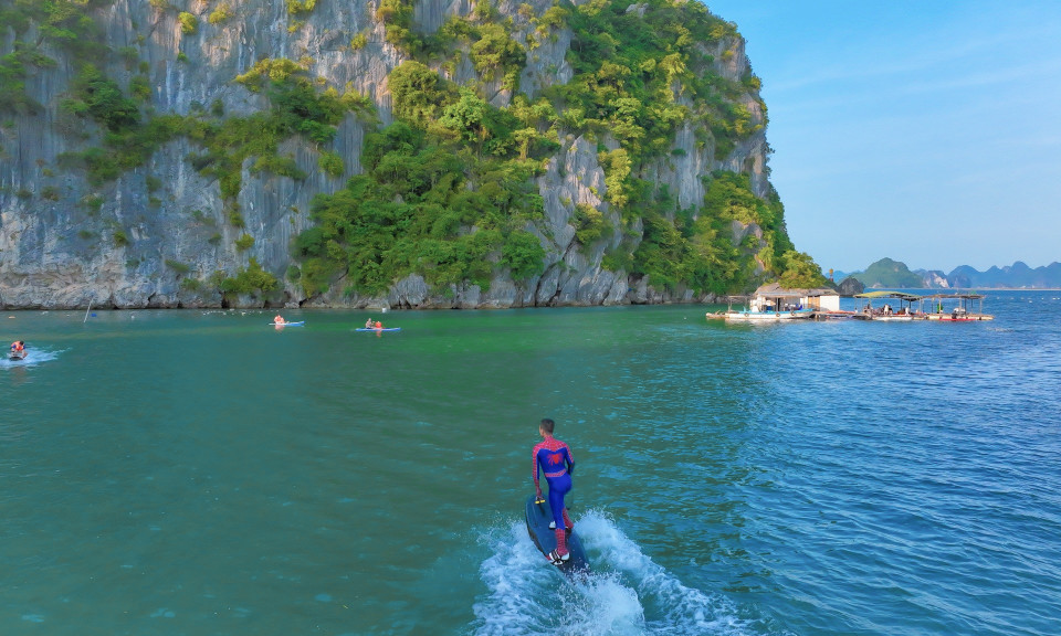 Islet basks quietly in Ha Long Bay’s shadow