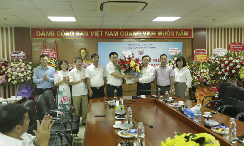 Đồng chí Bí thư Tỉnh ủy chúc mừng các cơ quan báo chí nhân ngày Báo chí Cách mạng Việt Nam