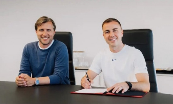 Mario Gotze ra mắt đội bóng mới