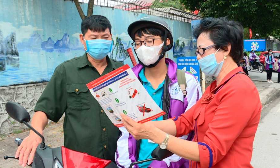 Phụ nữ tham gia bảo đảm an toàn giao thông
