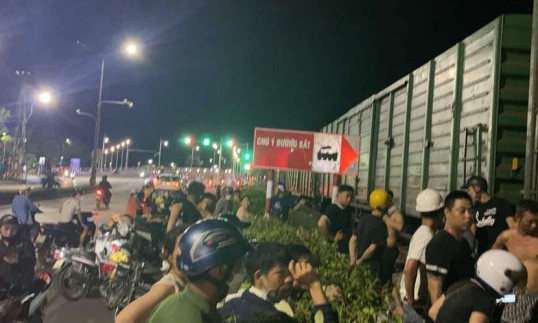Băng qua đường sắt, người đàn ông bị tàu hàng tông nguy kịch ở Huế
