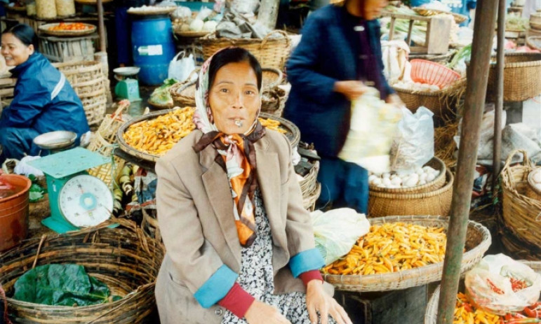 Báo Pháp ca ngợi vẻ trữ tình của lăng tẩm Huế