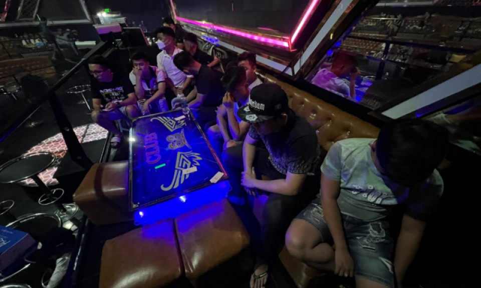 Đột kích quán bar, 32 "dân bay" đang phê ma túy