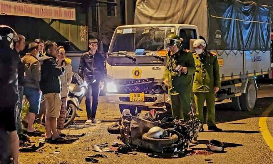 Chạy tốc độ cao tông vào xe tải, hai nữ sinh thương vong