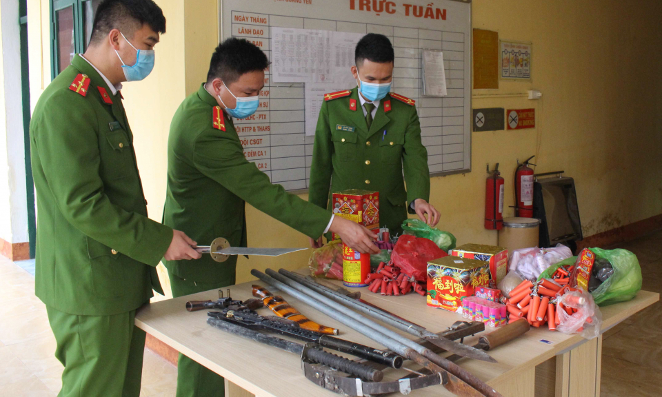 Tăng cường vận động nhân dân giao nộp vũ khí, vật liệu nổ
