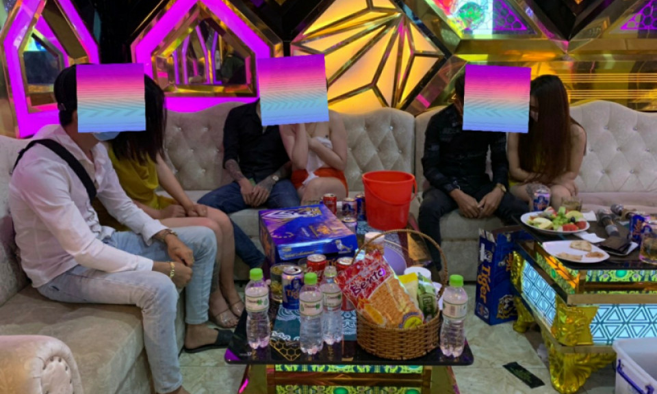 Nữ tiếp viên thoát y "hát với khách" trong phòng karaoke