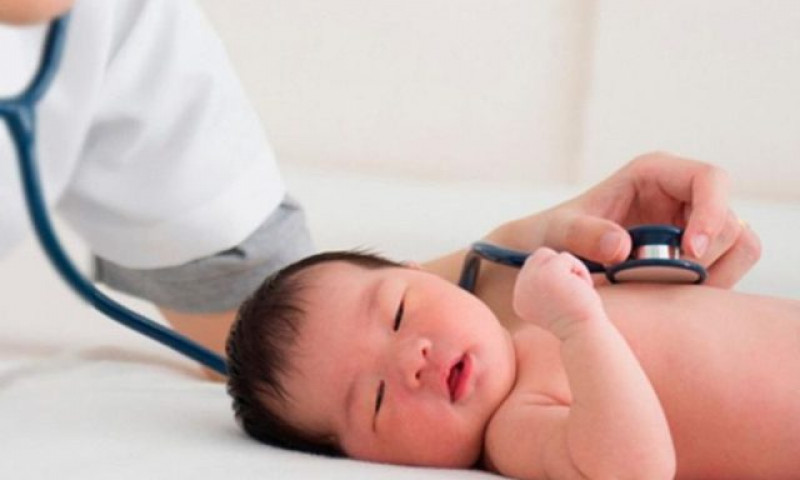 Vì sao cần tái khám khi điều trị viêm phổi ở trẻ em?