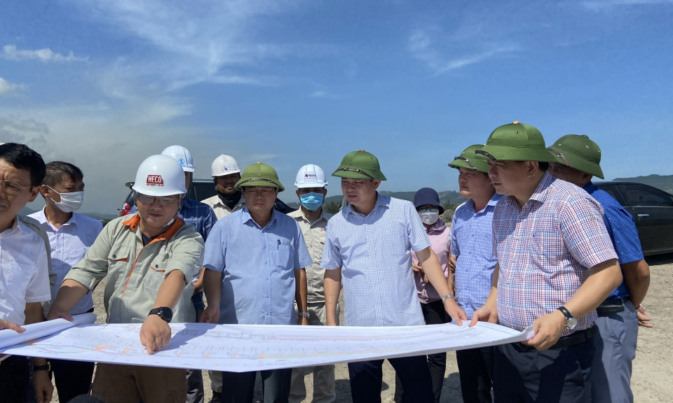 Phó Bí thư Thường trực Tỉnh ủy Ngô Hoàng Ngân kiểm tra tiến độ thi công cầu Cửa Lục 3