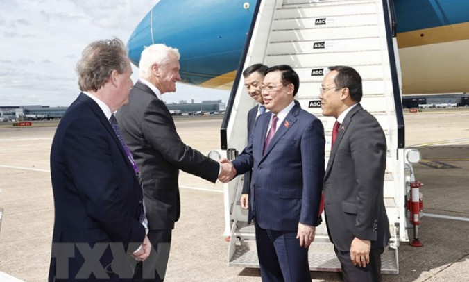 Chủ tịch Quốc hội đến London, bắt đầu thăm chính thức Vương quốc Anh