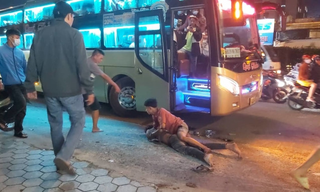 Tài xế xe khách bị đâm sau mâu thuẫn trên đường