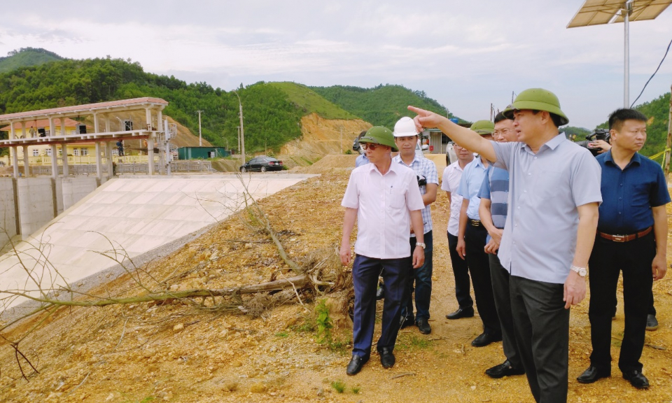 Phó Bí thư Thường trực Tỉnh ủy Ngô Hoàng Ngân kiểm tra các công trình phòng chống lụt bão trên địa bàn TP Cẩm Phả